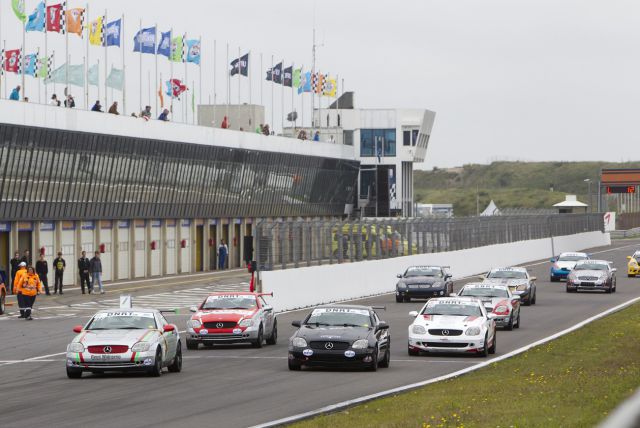 Mercedes-Benz SLK Cup - Bij de start van de eerste race pakt Theo van den Berg de kop voor Joshua Waaijenberg 160807