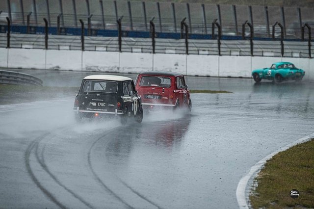 R1 Abbring en Lewis in hun Minis achtervolgen Newall