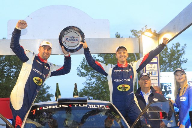 Eurol R5 Rally Challenge Eurol Hellendoorn Rally 2018 Hermen Kobus rechts en Erik de Wild met de kampioensschaal