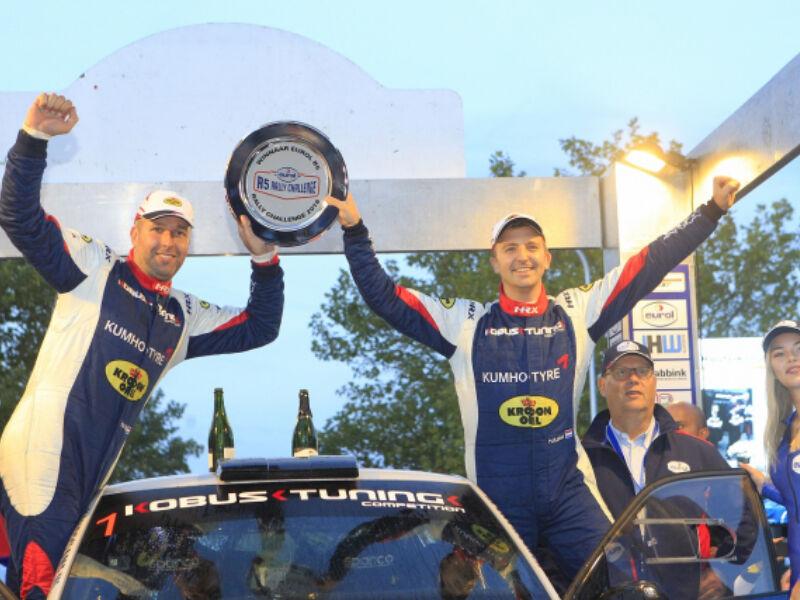 Eurol R5 Rally Challenge Eurol Hellendoorn Rally 2018 Hermen Kobus rechts en Erik de Wild met de kampioensschaal
